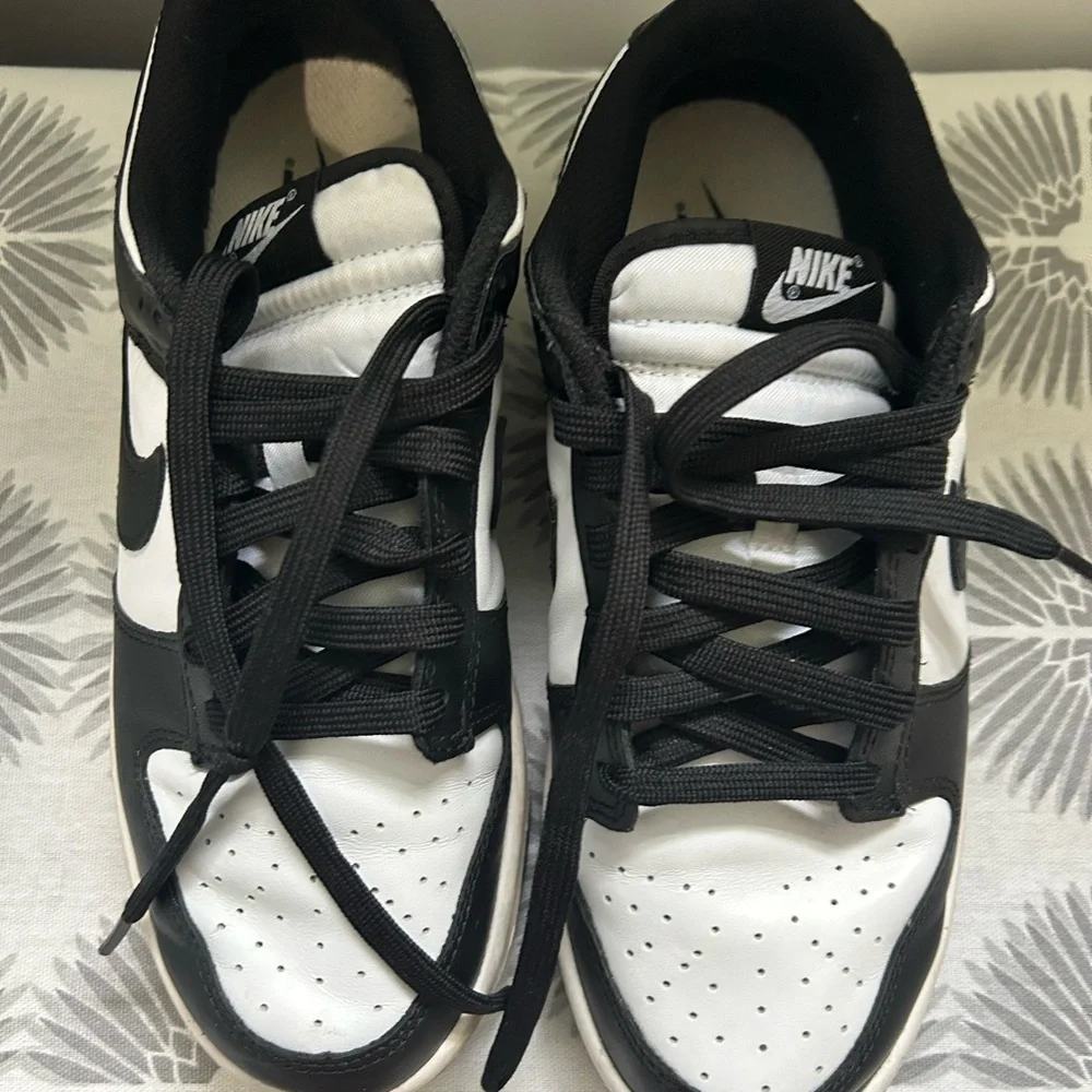 Nike Womens Black and White Sneakers - Picture 2 of 9